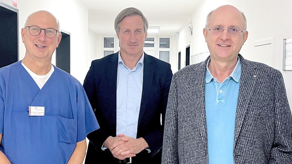 Die beiden Chefärzte der Gynäkologie Dr. Helmut Reinhold (Aurich, links) und Dr. Andreas Witt (Emden, rechts) mit dem neuen Klinik-Geschäftsführer Dirk Balster.Foto: Klinik-Trägergesellschaft