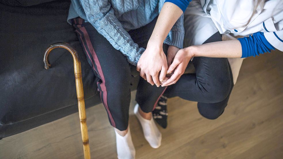Die Kosten für einen Pflegeheimplatz übersteigen meist das eigene Einkommen. Ein Rentner entschied deshalb, wieder zu arbeiten. Foto: Imago Images/imagebroker