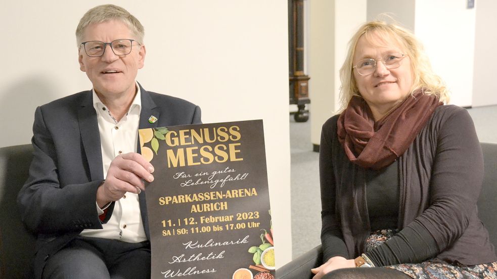 Der Auricher Bürgermeister Horst Feddermann mit Messeveranstalterin Karin Thies.Foto: Aiko Recke