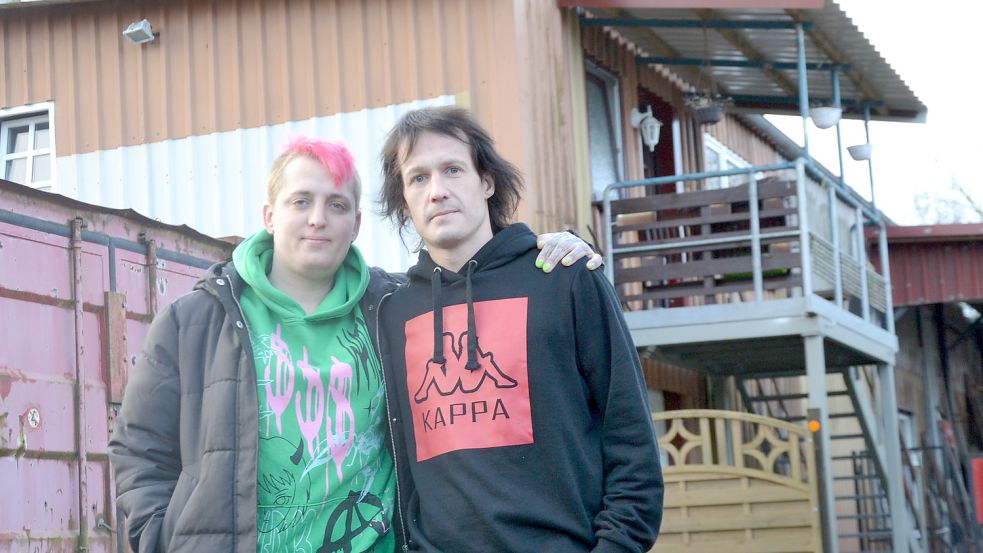 Lena Mauck wohnt zusammen mit ihrem Freund Frank Pahlke im Obergeschoss einer Lagerhalle in Hage. Ihre Wohnung hat keine Heizung, an den Wänden bildet sich Schimmel. Foto: Franziska Otto