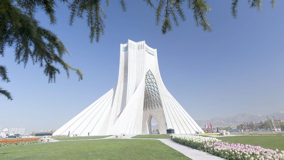 Ein iranisches Paar veröffentlichte ein Tanzvideo am Azadi-Freiheitsturm in Teheran. Jetzt müssen die Frau und der Mann ins Gefängnis. Foto: imago images/imagebroker