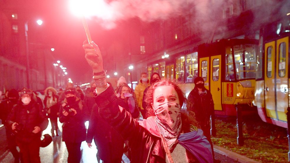 Seit acht Jahren regiert in Polen die nationalkonservative Partei PiS, die Abtreibungen fast unmöglich machen will. Foto: Radek Pietruszka/dpa