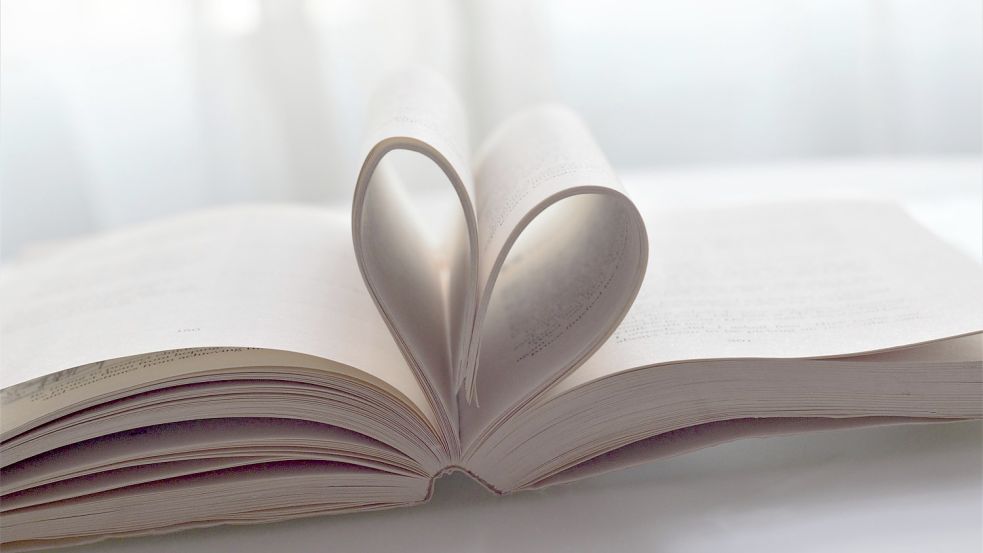 Sich zu trennen, fällt oft schwer. Ein ganz bestimmtes Buch soll helfen, einen Neuanfang zu wagen. Foto: Aung Soe Min / Unsplash (Symbolbild)