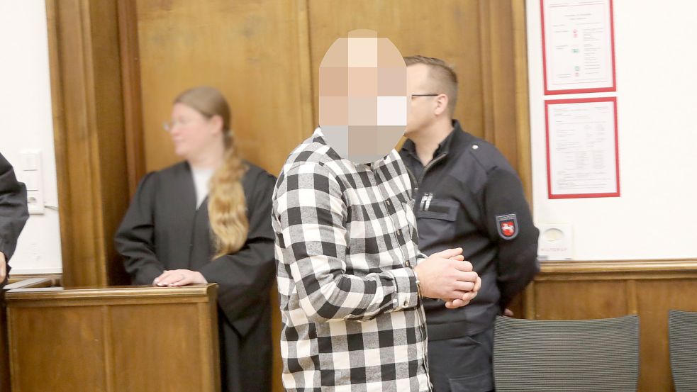 Der Angeklagte wurde am ersten Prozesstag mit Handschellen in den Schwurgerichtssaal des Auricher Landgerichts geführt. Foto: Romuald Banik