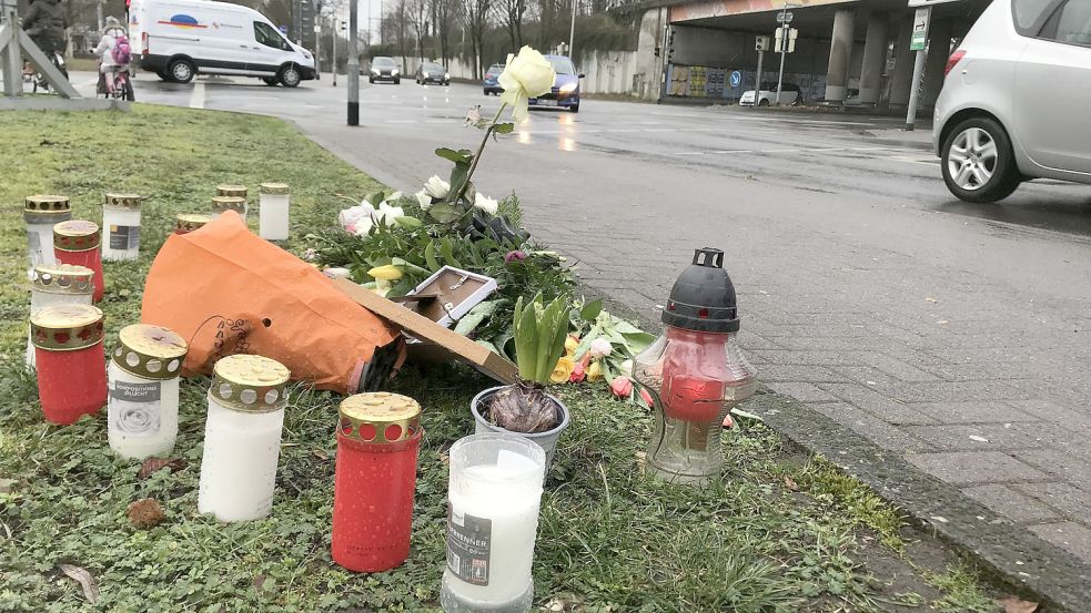 Blumen und Kerzen erinnern an der Kreuzung an den jungen Mann, der nach einem Zusammenbruch verstorben ist. Foto: Michael Korn