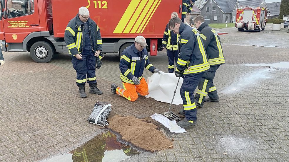 Mit Vlies und Bindemittel versuchten Einsatzkräfte, eine Ausbreitung des Schadens zu verhindern. Foto: Holger Janssen