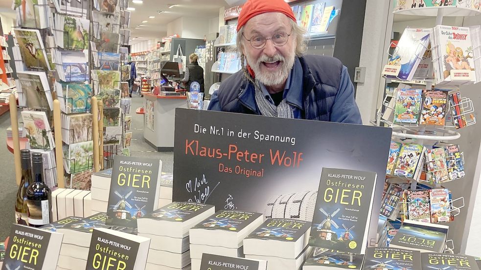 An Klaus-Peter Wolfs neuem Krimi „Ostfriesengier“ kommt seit Dienstag bei Lesezeichen niemand mehr vorbei. Ein großer Tisch mit Sonderauslage wurde direkt im Eingang aufgebaut. Foto: Rebecca Kresse