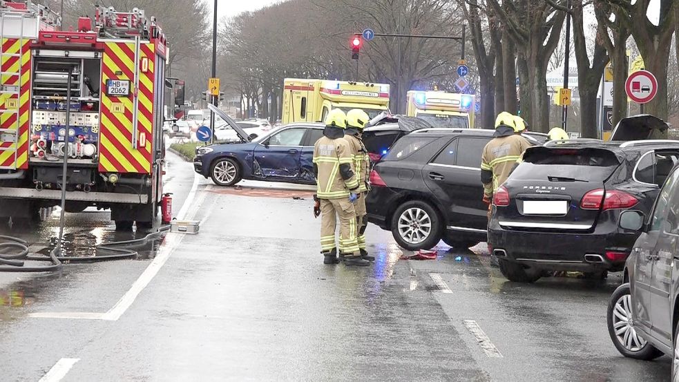 Bei dem Unfall sind ein Mercedes, ein Porsche und ein BMW zusammengekracht. Foto: NWM-TV