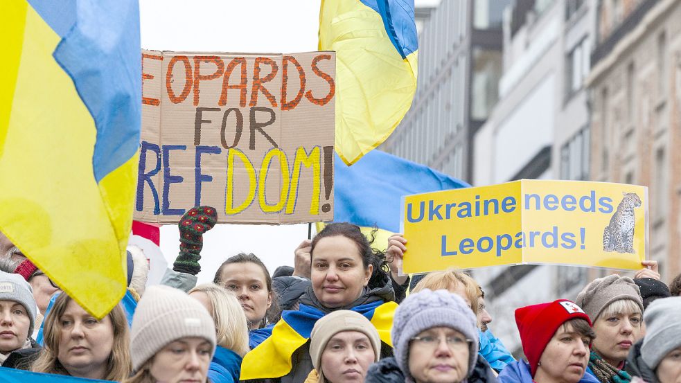 Hunderte Menschen demonstrierten vor der Europäischen Kommission. Doch in Deutschland entgegen sinkt die Bereitschaft, die Ukraine zu unterstützen. Foto: Imago Images/Le Pictorium