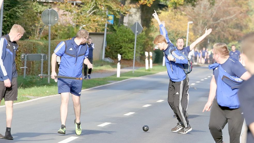 In der Hinrunde siegte Meister Pfalzdorf gegen Dietrichsfeld – sehr zur Freude von Teamkapitän Mathias Cremer. Foto: Wilfried Gronewold