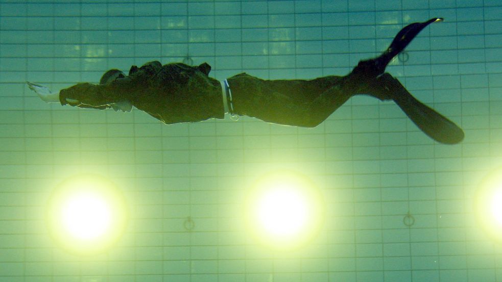 Ein Bild aus besseren Tagen: Seit 2010 wird die Taucherübungshalle in Eckernförde saniert. Foto: Carsten Rehder/dpa