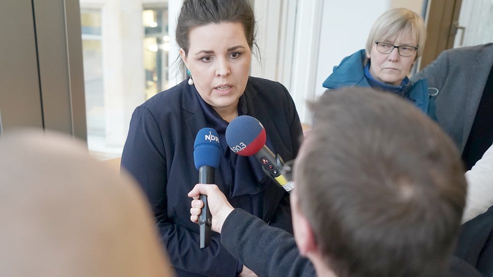 Gefragte Frau: Justizsenatorin Anna Gallina am Rande der Justizausschusssitzung. Foto: dpa