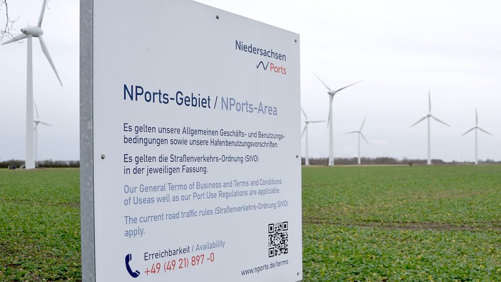Auf diesen Flächen des landeseigenen Hafenbetreibers N-Ports, auf dem sich bislang nur Enercon-Windräder drehen, soll der Riesen-Solarpark entstehen. Foto: Aiko Recke