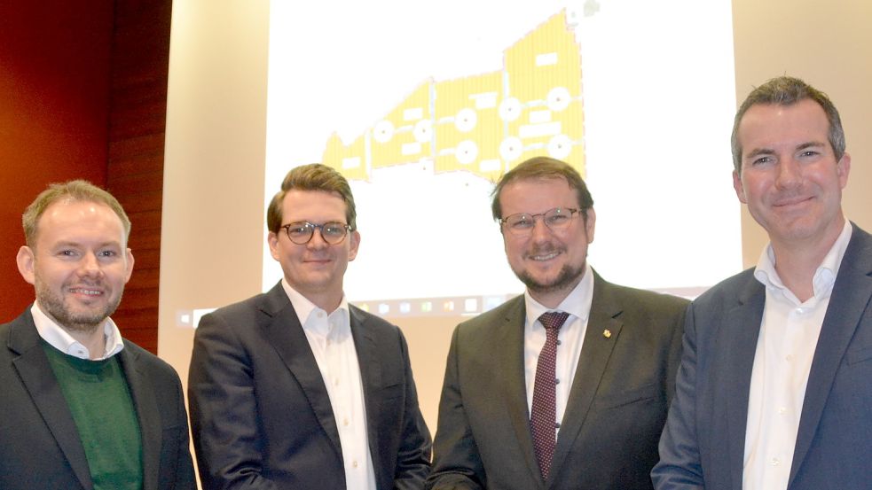 Stellten die Pläne für den Wasserstoff-Solarpark vor (von links): Eugen Firus und Mauritz Brons (beide Energiepark Emden), der Emder Oberbürgermeister Tim Kruithoff und Jens Rötteken (Energiepark Emden). Foto: Aiko Recke
