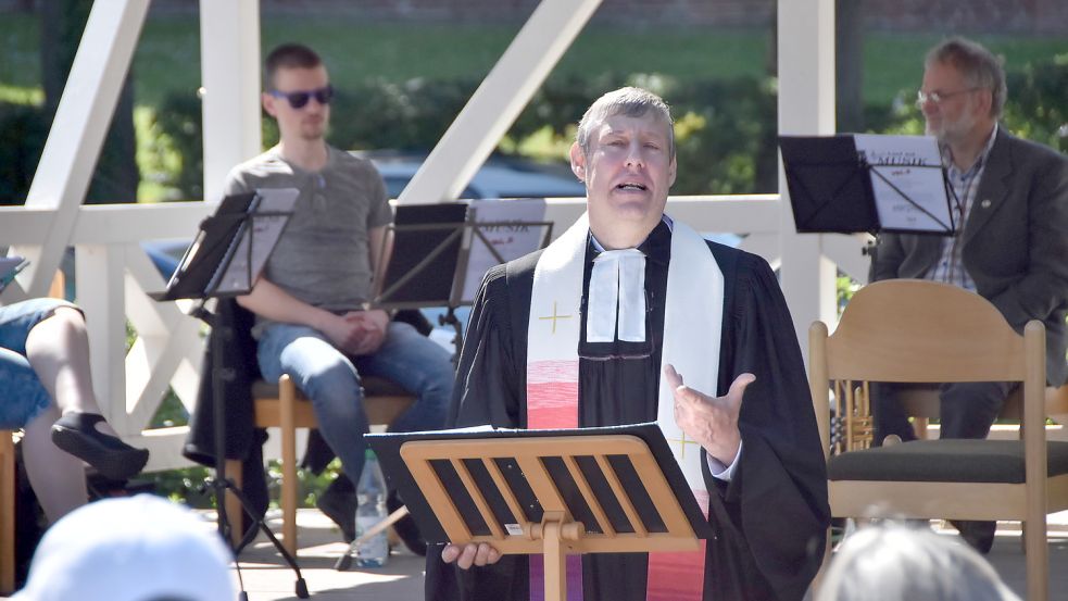 Pastor Carsten Greite, hier bei einem Freiluftgottesdienst, verließ zum 1. August 2022 die Kirchengemeinde Osteel. Er ist nun in der Gemeinde Leybucht und in der Gedenkstätte Gnadenkirche Tidofeld tätig. Foto: Thomas Dirks