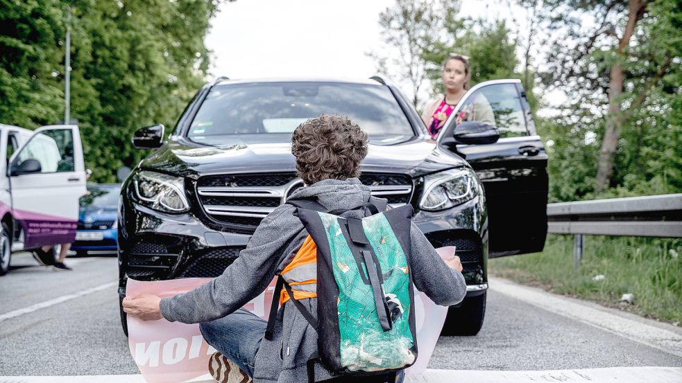 Die Aktivisten der „Letzen Generation“ blockieren regelmäßig Straßen, um für mehr Klimaschutz zu demonstrieren. Wie passt das mit Fernreisen zusammen? Foto: imago images/aal.photo