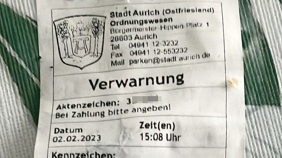 Mit der Verwarnung gibt es in Aurich direkt die Bankverbindung der Stadt samt einem Girocode. Foto: Romuald Banik