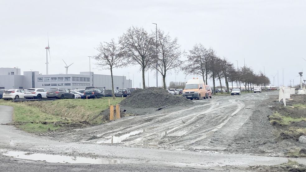 Am Lkw-Tor des Emder VW-Werks werden 100 zusätzliche Parkplätze geschottert. Foto: Aiko Recke