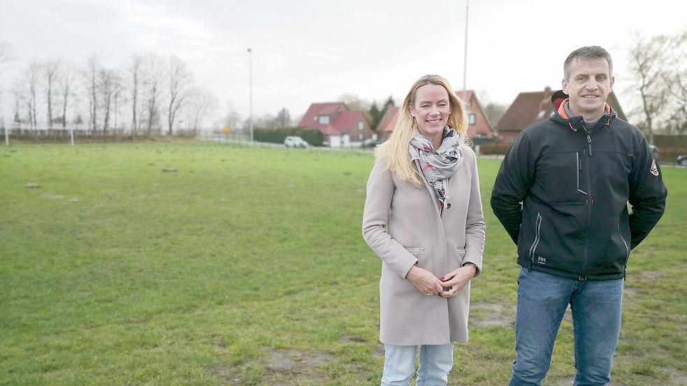 Ida Bienhoff-Topp und Harald Tammen trugen die Kritik ihrer Ratsgruppe vor. So fragen sie sich, wann sich auf dem Sportplatz in Osteel etwas tut. Foto: Karin Böhmer