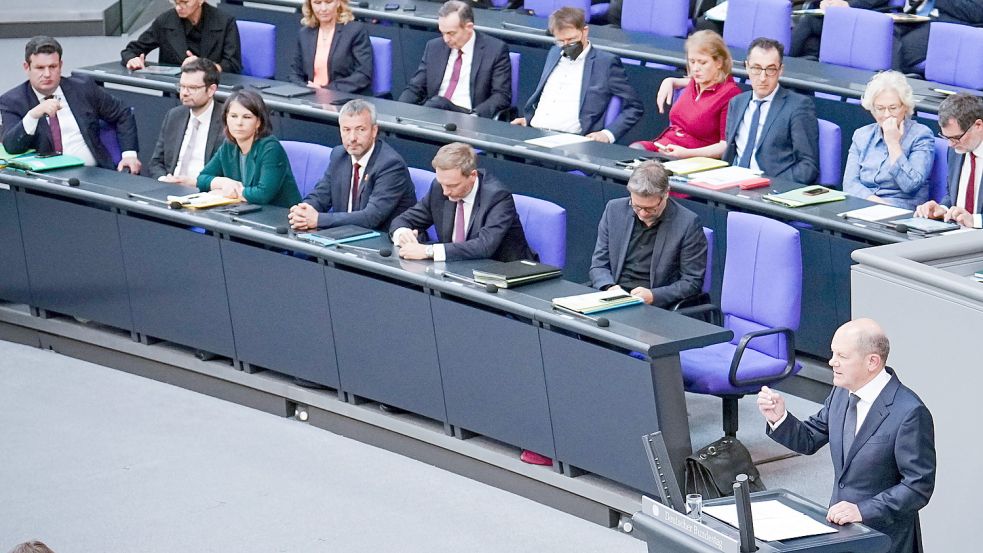 Mittendrin auf der Regierungsbank: Johann Saathoff zwischen Außenministerin Annalena Baerbock und Finanzminister Christian Lindner während der Haushaltsrede von Bundeskanzler Olaf Scholz (SPD) im deutschen Bundestag in Berlin. Foto: DPA