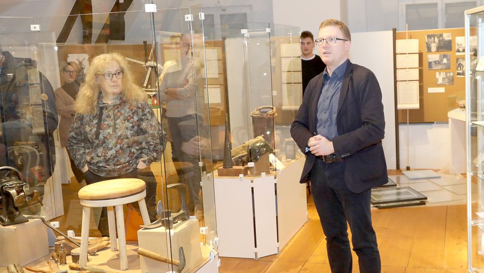 Dr. Christopher Galler zeigt den Sonderausstellungsraum unter dem Dach des Museums. Dieser ist nicht barrierefrei erreichbar. Foto: Romuald Banik