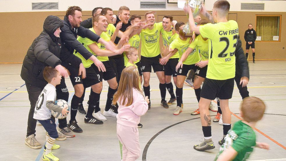 Jubel nach dem vierten Titel bei ostfriesischen Hallenturnieren. Firrels Kapitän Lukas Koch präsentiert den Sparkassen-Pokal.Fotos: Gerd-Arnold Ubben
