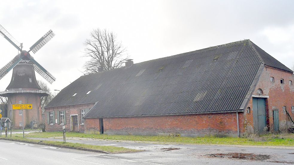 Das historische Kompaniehaus Spetzerfehn mit der Mühle dahinter. Foto: Gerd-Arnold Ubben