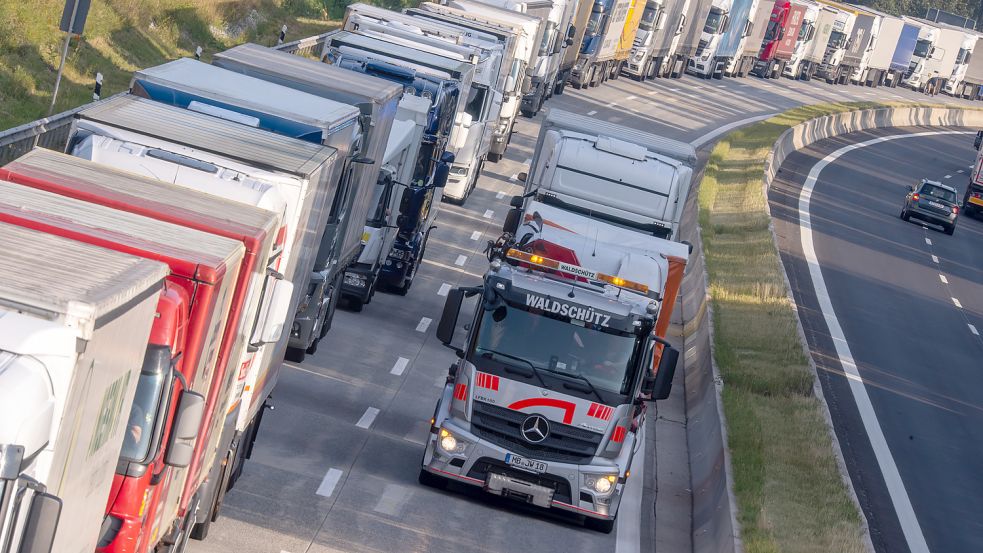 Lkw im Stau: Derzeit überarbeitet die EU-Kommission die CO2-Grenzwerte für schwere Nutzfahrzeuge. Foto: dpa/Peter Kneffel