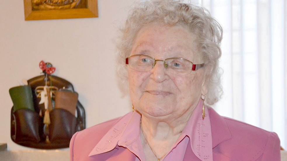 Maria Friedrichs sitzt in ihrer Küche. Die Plaggenburgerin feiert ihren 100. Geburtstag. Foto: Franziska Otto