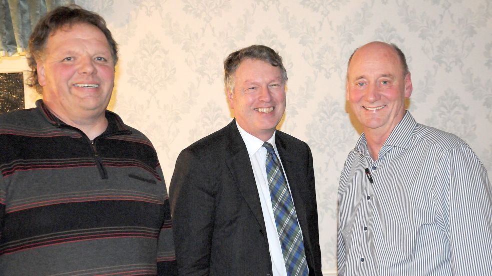 Sehen die Gemeinde auf einem guten Weg: Ihlows Bürgermeister Arno Ulrichs (Mitte) hob in seinem Grußwort das Engagement der Werbegemeinschaft hervor. Heinz-Günter Denier (rechts) und Horst Martens (links) wurden in ihren Vorstandsposten einstimmig bestätigt. Foto: Udo Hippen