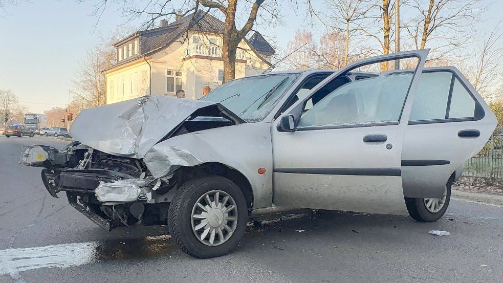 Eines der beteiligten Autos wurde schwer beschädigt. Foto: Martens