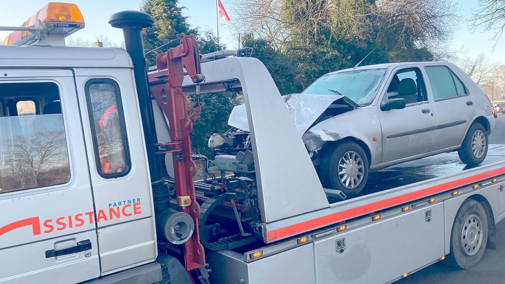 Das beschädigte Auto ist abgeschleppt worden. Foto: Aiko Recke