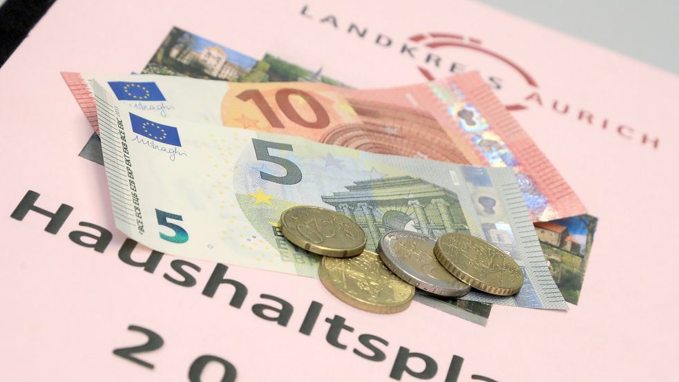 Im Haushaltsplan des Landkreises Aurich steht, wie viel Geld im Jahr eingenommen und ausgegeben werden soll. Foto: Romuald Banik