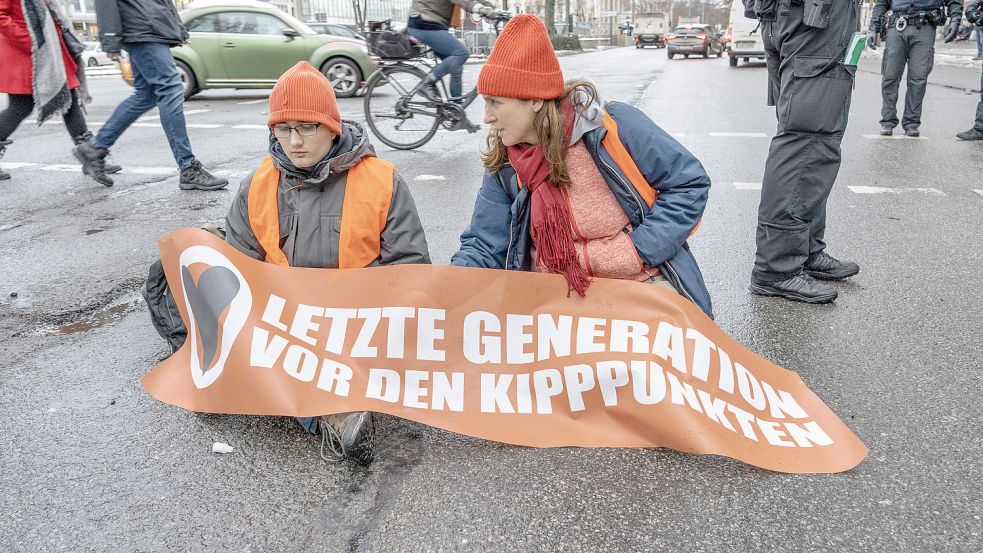 Die Mitglieder der „Letzten Generation“ bereiten sich auf die Blockaden sehr genau vor. Interessierte lernen in Trainings, sich festzukleben. Foto: imago images/Wolfgang Maria Weber