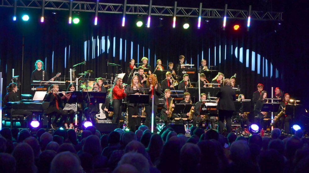 Die Big Band des Gymnasiums Ulricianum stand am Montagabend in der Sparkassen-Arena in Aurich auf der Bühne. Foto: Neelke Harms