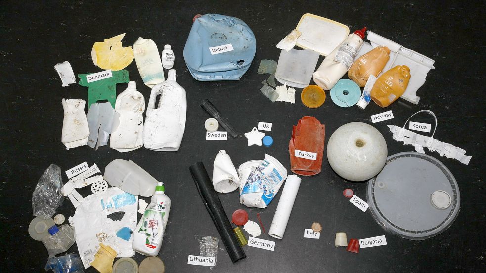 Unter dem Müll, den Arktis-Touristen sammelten, ist auch etliches Plastik aus Deutschland. Foto: dpa/J. Hagemann