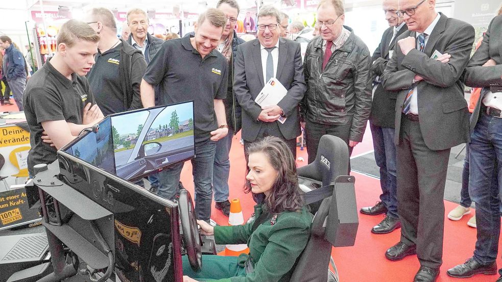 Bei der Eröffnung der letzten Weser-Ems-Ausstellung 2019 setzte sich Schirmherrin Gitta Connemann (Bundestagsabgeordnete für Leer/Unterems) an den Fahrschulsimulator. Foto: Helmut Vortanz