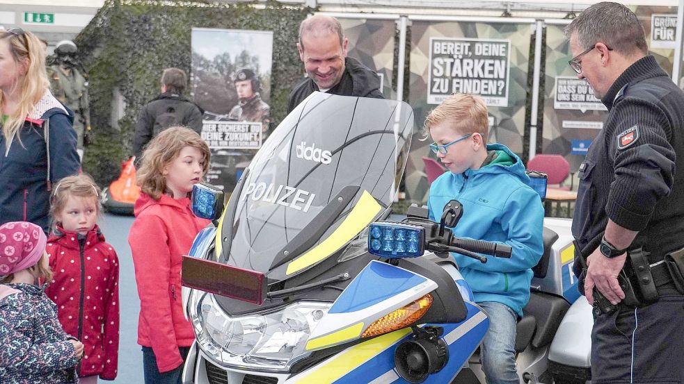 Auch auf einem Polizeimotorrad konnte man auf der Messe im Mai 2019 Platz nehmen. Foto: Helmut Vortanz