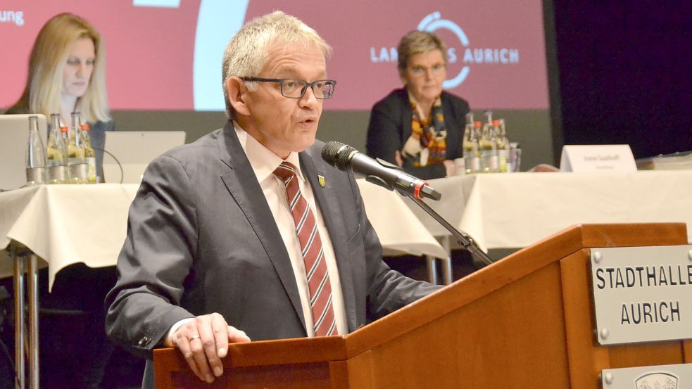 Landrat Olaf Meinen erläuterte zusammen mit Kämmerin Irene Saathoff (hinten rechts) den Haushalt. Hinten links die künftige Kämmerin Nicole Hanekamp. Foto: Aiko Recke