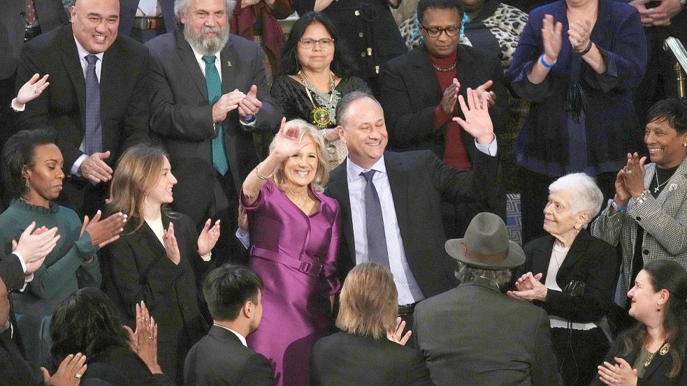 Jill Biden und Ehemann von Kamala Harris sorgen mit einem Kuss für Aufregung. Foto: IMAGO IMAGES/Pat Benic