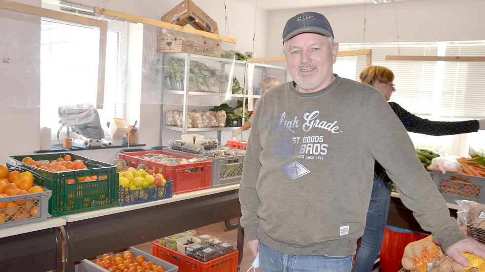 Chris Meyer steht in der Gemüseabteilung der Tafel in Wiegboldsbur. Seit 15 Jahren ist er der Leiter der Ausgabestelle. Foto: Franziska Otto