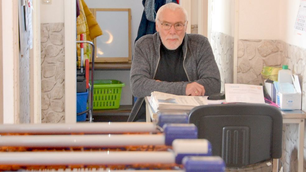 Vor dem Einkauf müssen die Kunden der Tafel bezahlen. Dank einer Spende stehen auch Einkaufswagen zur Verfügung. Foto: Franziska Otto