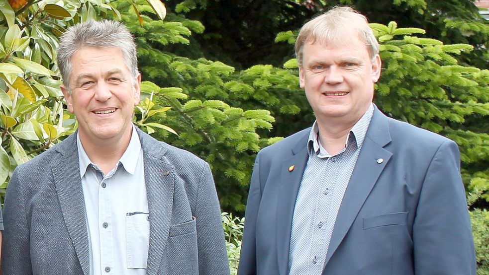 IGS-Leiter Kai Hoop (links) und Südbrookmerlands Bürgermeister Thomas Erdwiens. Foto: privat