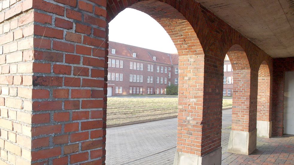 Arkaden im Divisionsgebäude könnten die Krallen eines Adlers symbolisieren. Foto: Heino Hermanns