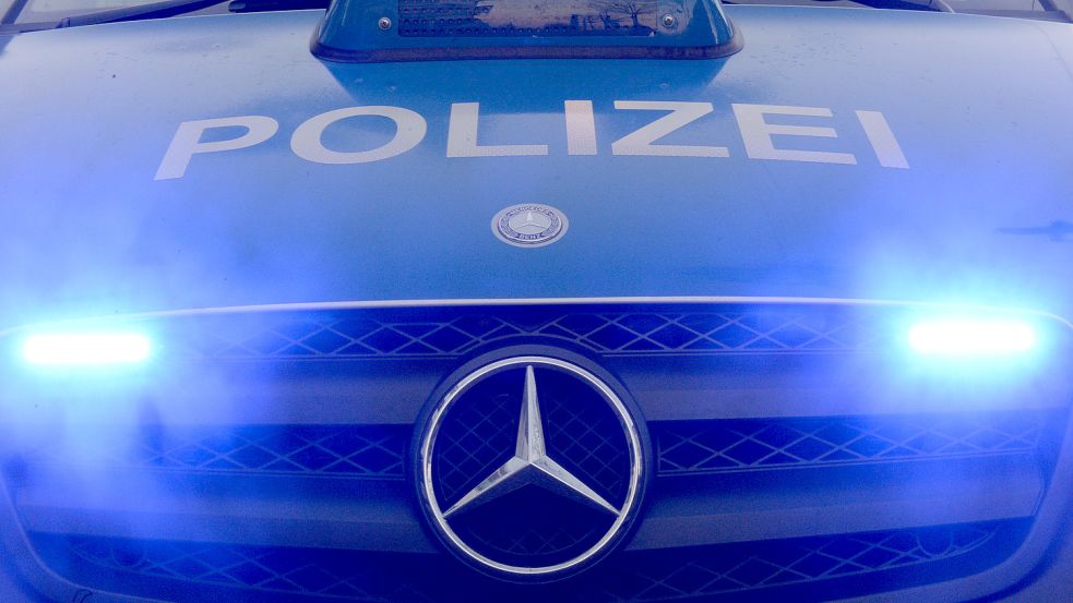 Ein Polizeifahrzeug. Die Identität der in Norden tot aufgefundenen Frau ist geklärt. Foto: DPA