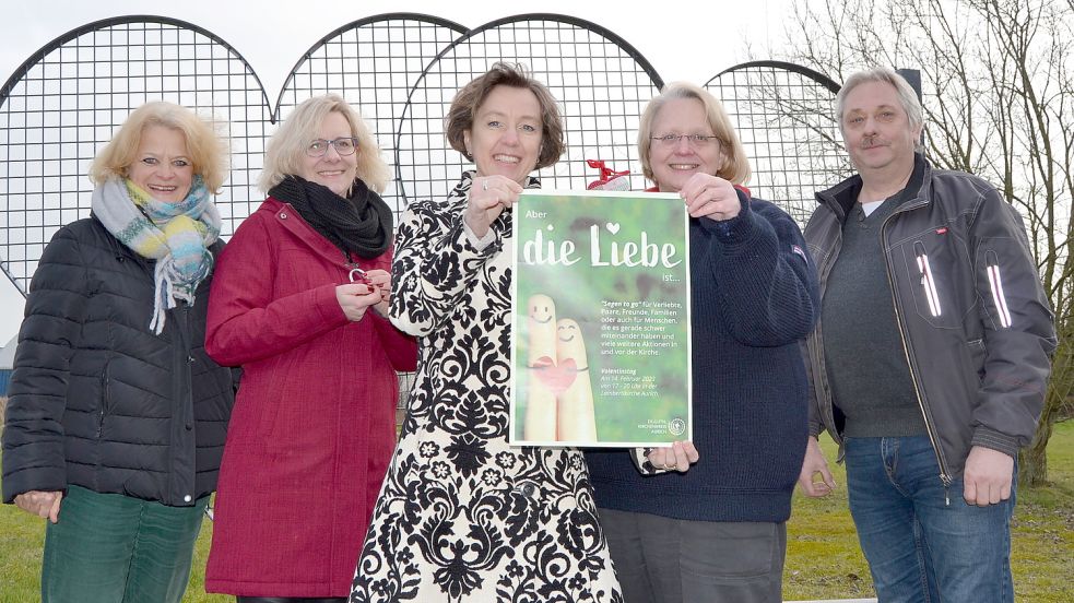 Freuen sich auf die Veranstaltung: Die Pastorinnen Katharina Herresthal (von links), Cathrin Meenken, Sunnive Förster und Heike Musolf mit Heere Wurpts, der die Herzen baute. Foto: Neelke Harms