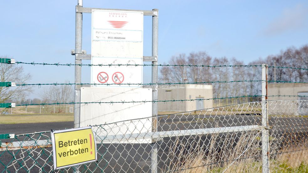 Ein „Betreten verboten“-Schild hängt vor dem Bohrplatz in Engerhafe. Das Schild des Unternehmens Vermillion ist inzwischen ausgeblichen. Foto: Franziska Otto