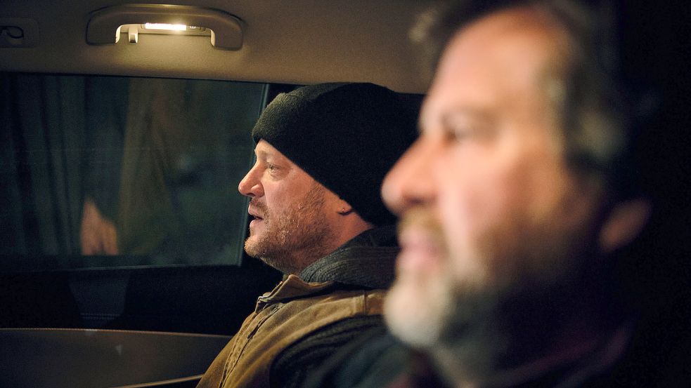 Tatort „Unten im Tal“: Friedemann Berg (Hans-Jochen Wagner, vorn) hat Zweifel an den Aussagen Werner Tröndles. Foto: SWR/Benoît Linder