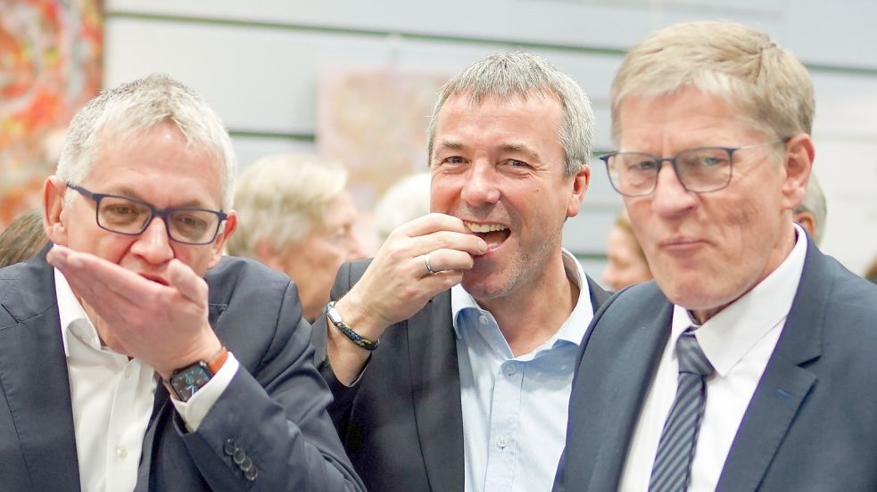Der Auricher Landrat Olaf Meinen, Bundestagsabgeordneter Johann Saathoff und Bürgermeister Horst Feddermann beim Verkosten auf der Genuss-Messe in der Auricher Arena. Foto: Helmut Vortanz