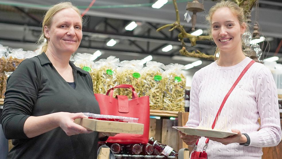 Renske Mammen (links) und Janna Eilts vom Erdbeerhof Janssen Wittmund. Foto: Helmut Vortanz